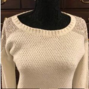 Price⬇️🆕✨ White Sweater with Embellished Shoulder
